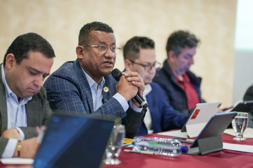 El Gobernador de Nariño, Luis Alfonso Escobar, interviniendo con micrófono durante la reunión sobre la Gobernanza del Agua en Ipiales.