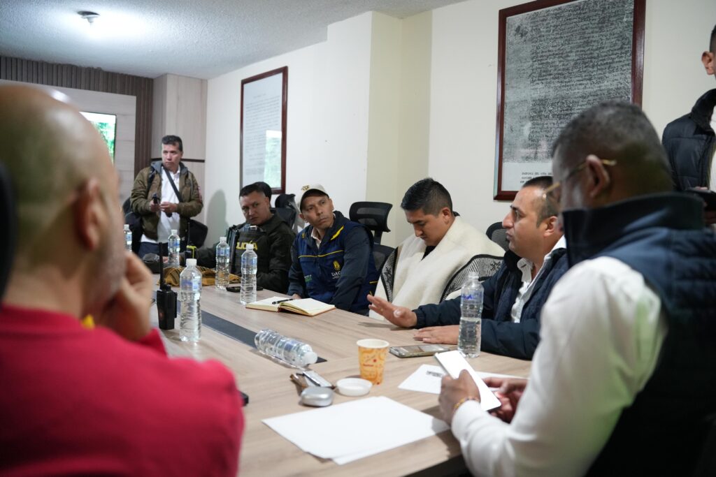 Reunión del Puesto de Mando Unificado (PMU) territorial en Santacruz de Guachavés con el gobernador Luis Alfonso Escobar, el alcalde Jairo Morillo y autoridades locales.