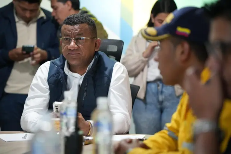 El gobernador de Nariño, Luis Alfonso Escobar, liderando la sesión del PMU en Santacruz de Guachavés.