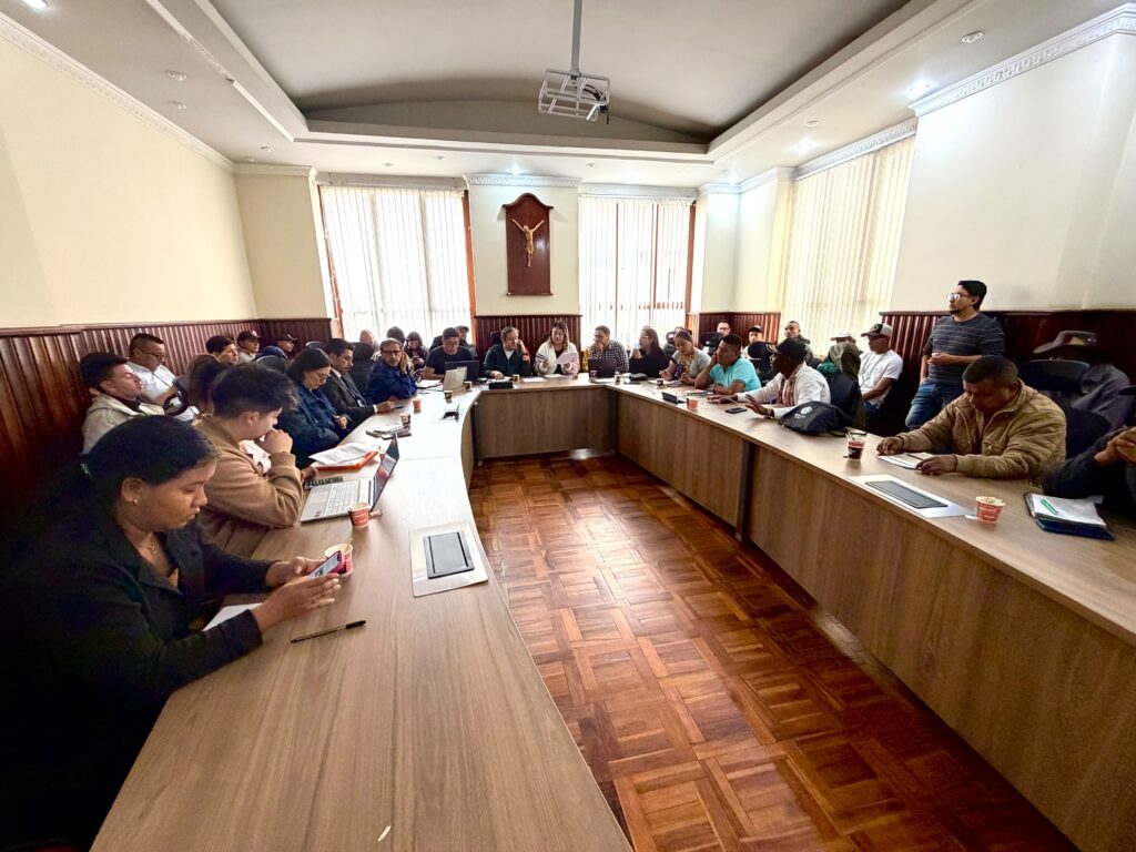 Reunión de concertación entre funcionarios de la Gobernación de Nariño y líderes comunitarios de Jardines de Sucumbíos.
