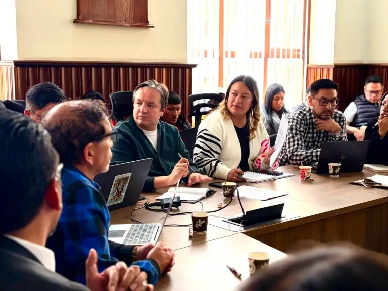 La secretaria de Agricultura de Nariño, Prinith Jurado, encabeza la mesa de diálogo con comunidades de Jardines de Sucumbíos