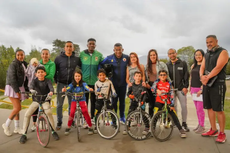 El gobernador Luis Alfonso Escobar Jaramillo junto a niños ciclistas, padres de familia y entrenadores en la pista de BMX.