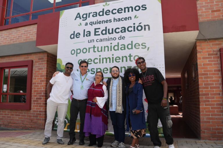 La rectora de la Universidad de Nariño, Marta Sofía González, y el viceministro de Educación Superior, Ricardo Moreno Patiño, posan junto a jóvenes frente a un pendón que dice "Agradecemos a quienes hacen de la Educación un camino de oportunidades, crecimiento y esperanza".