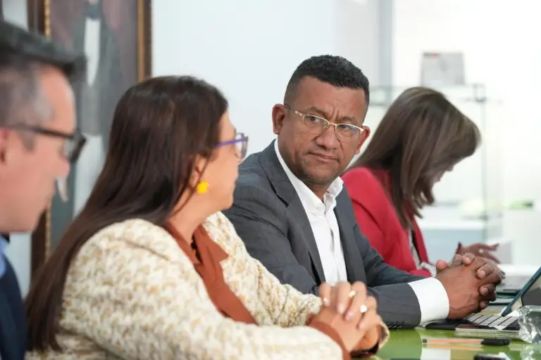 El Gobernador de Nariño, Luis Alfonso Escobar Jaramillo, escucha atentamente durante una reunión del Consejo Superior de la Universidad de Nariño.