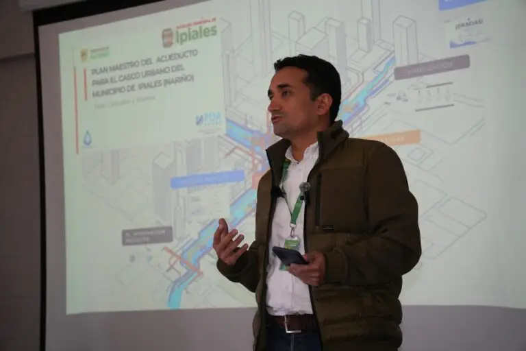 Expositor durante la presentación técnica del Plan Maestro de Acueducto del casco urbano del municipio de Ipiales.
