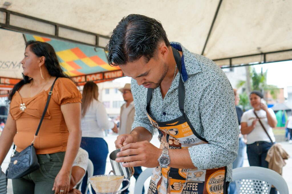Barista preparando café filtrado artesanal durante la muestra de La Mejor Taza Nariño 2026 en Sandoná.