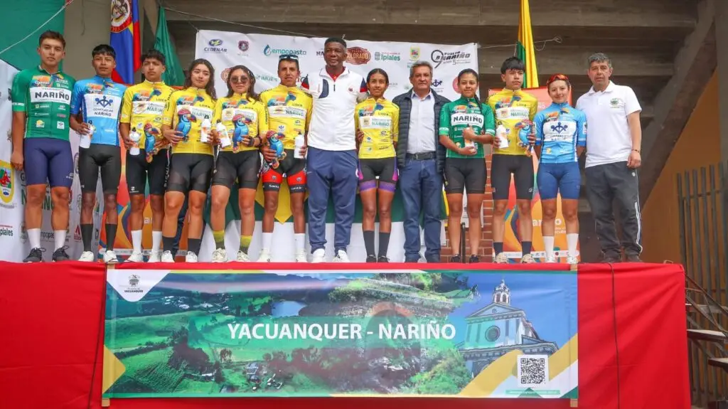 Premiación de la Vuelta a Nariño con el secretario de Deporte Jhon Jairo Preciado y ciclistas ganadores en el podio.