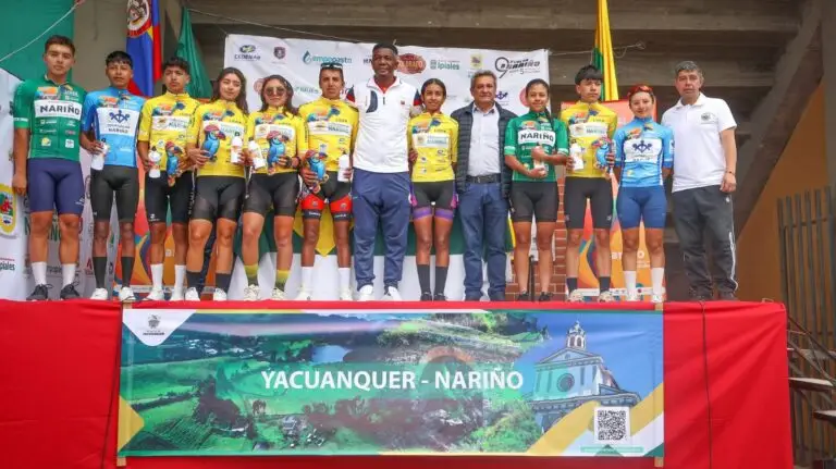 Premiación de la Vuelta a Nariño con el secretario de Deporte Jhon Jairo Preciado y ciclistas ganadores en el podio.