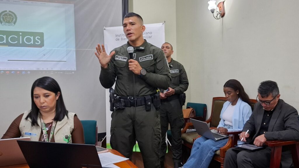 Oficial de la Policía Nacional interviniendo ante el Comité Departamental del SRPA junto a delegados del ICBF y la Gobernación de Nariño.  