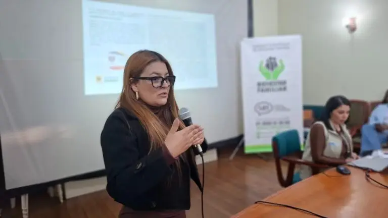 Funcionaria institucional exponiendo la oferta de programas educativos y culturales para jóvenes del SRPA en Nariño.