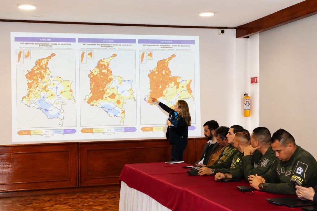 Presentación de mapas de pronóstico del clima ante miembros del Consejo Departamental de Gestión del Riesgo en Nariño.