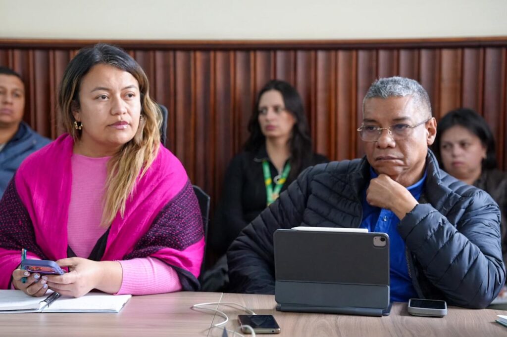 Prinith Jurado, Secretaria de Agricultura, y Jairo Cortés, Secretario de Ambiente, sentados en la mesa directiva durante la reunión de articulación de recursos para la emergencia en Nariño.