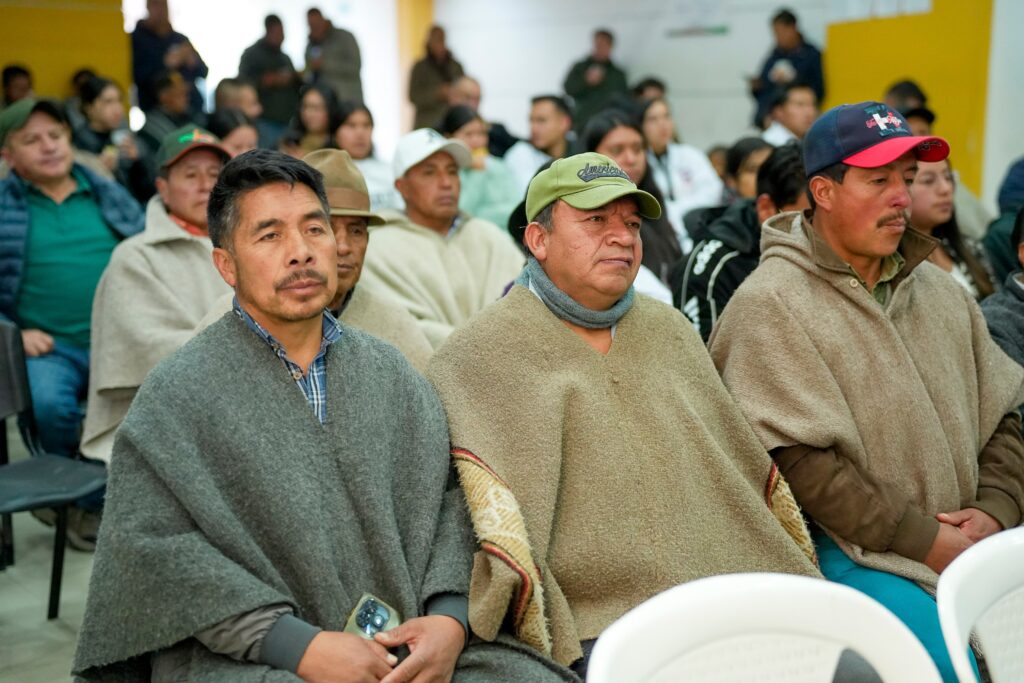 Comunidad e integrantes del Resguardo Indígena de Carlosama portando ruanas tradicionales durante la socialización del acueducto regional.