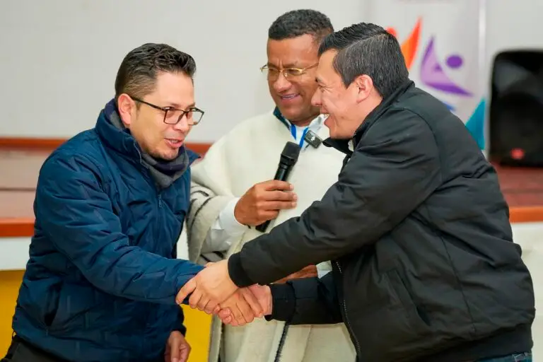 El gobernador Luis Alfonso Escobar y el alcalde de Ipiales Amílcar Pantoja estrechan manos junto al alcalde de Cuaspud-Carlosama Wilmer Palacios durante la mesa técnica del acueducto regional.