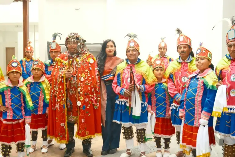 Agrupación completa de los Danzantes de Males integrada por niños, adultos y sabedores junto a una funcionaria departamental.