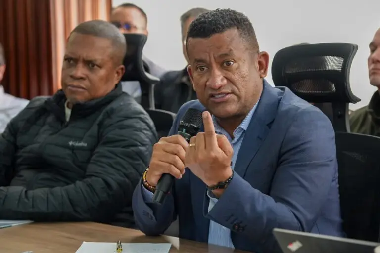 Luis Alfonso Escobar, gobernador de Nariño, hablando con un micrófono durante el Consejo Departamental de Gestión del Riesgo.