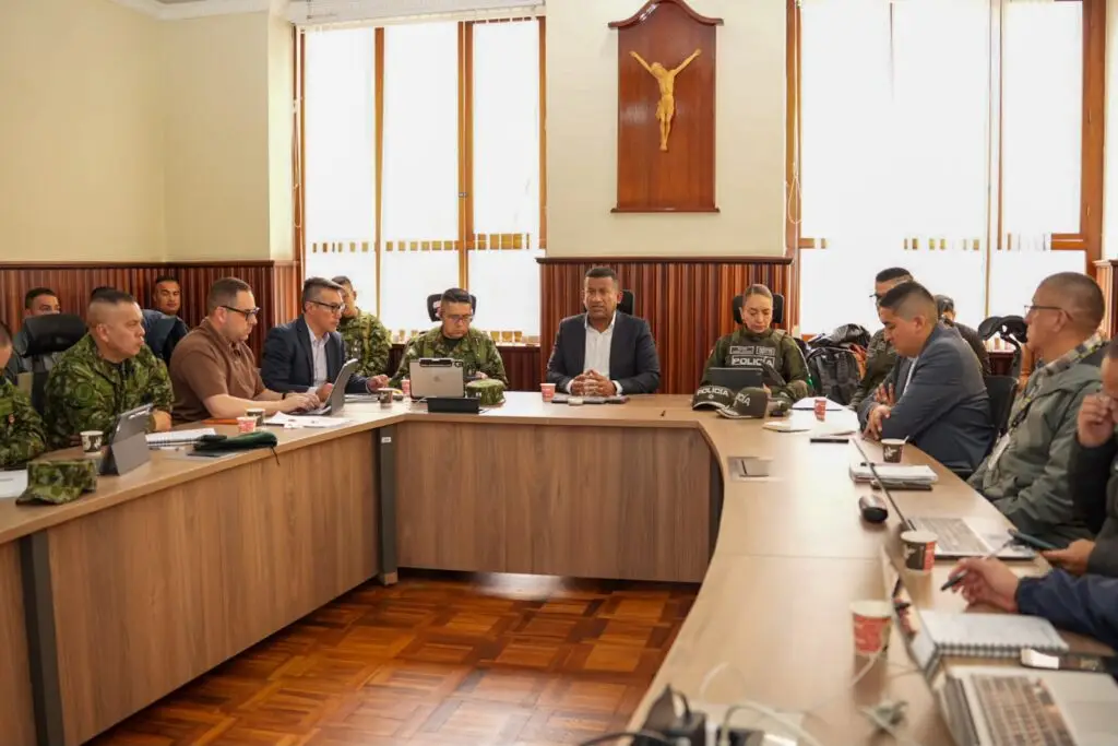 El Gobernador de Nariño, Luis Alfonso Escobar, en intervención durante el Consejo Extraordinario de Seguridad junto a mandos de la Policía Nacional.