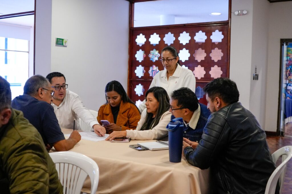 Socialización de la metodología Diseña el Cambio Colombia para fomentar la innovación y el turismo desde las instituciones educativas.