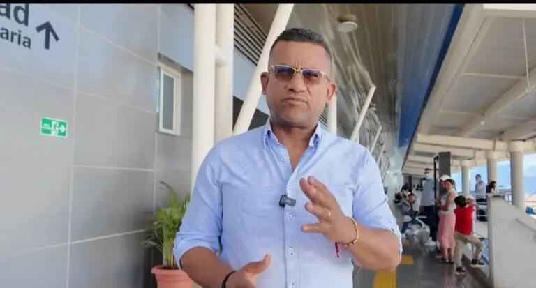 El Gobernador de Nariño, Luis Alfonso Escobar Jaramillo, declara ante los medios en una instalación pública vistiendo camisa azul y gafas, rindiendo informe de gestión sobre el Consejo Regional de Seguridad del Suroccidente.