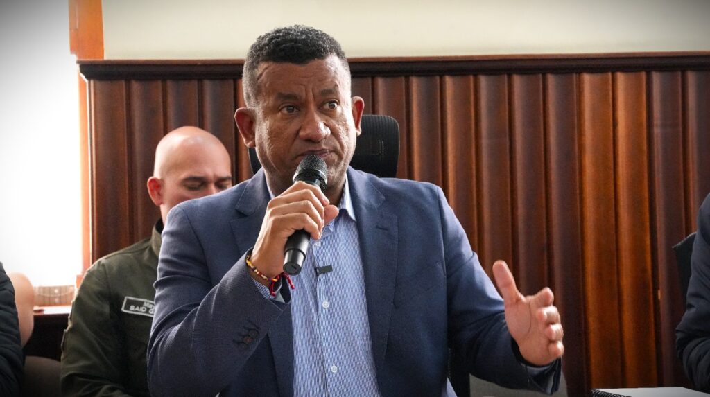 Gobernador de Nariño, Luis Alfonso Escobar Jaramillo, hablando con micrófono en mano durante una intervención pública sobre los resultados de regalías.