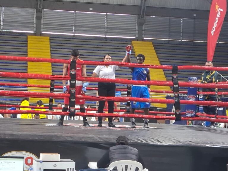 Boxeador de Nariño celebrando su victoria en el cuadrilátero durante el Clasificatorio Nacional Élite en Bogotá.