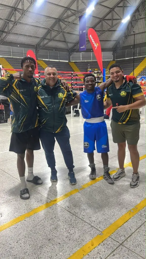 Delegación y deportista de la Liga de Boxeo de Nariño reunidos en el escenario deportivo en Bogotá.