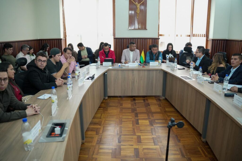 Vista general de la mesa de trabajo entre la Gobernación de Nariño, la Alcaldía de Ipiales y líderes comunitarios.  