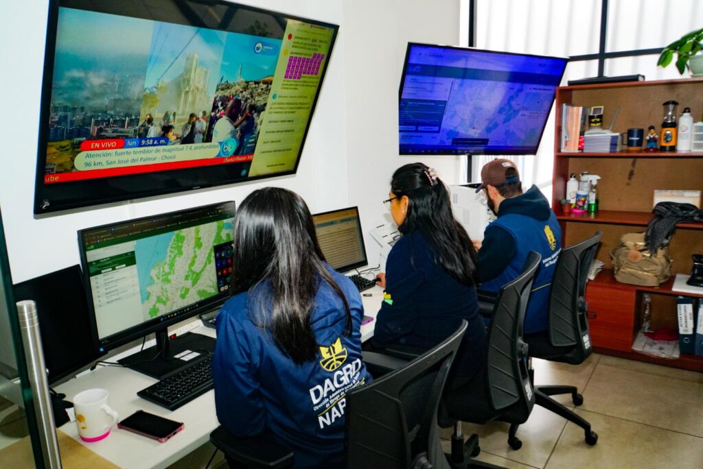 Equipo técnico de la DAGRD Nariño monitoreando en pantallas y computadores los reportes del sismo registrado con epicentro en San José del Palmar.