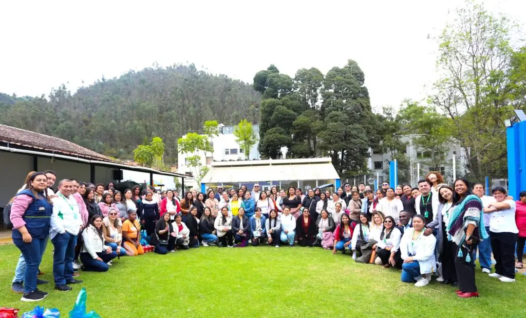 Fotografía grupal al aire libre de las manipuladoras de alimentos del PAE junto al secretario de Educación, Adrián Zeballos, y el equipo institucional.