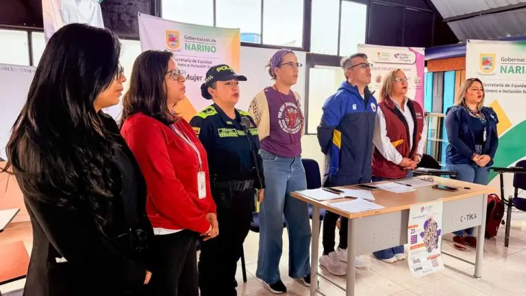 Autoridades e integrantes de la mesa de seguimiento durante la jornada de elección del Consejo Consultivo Departamental de Mujeres.