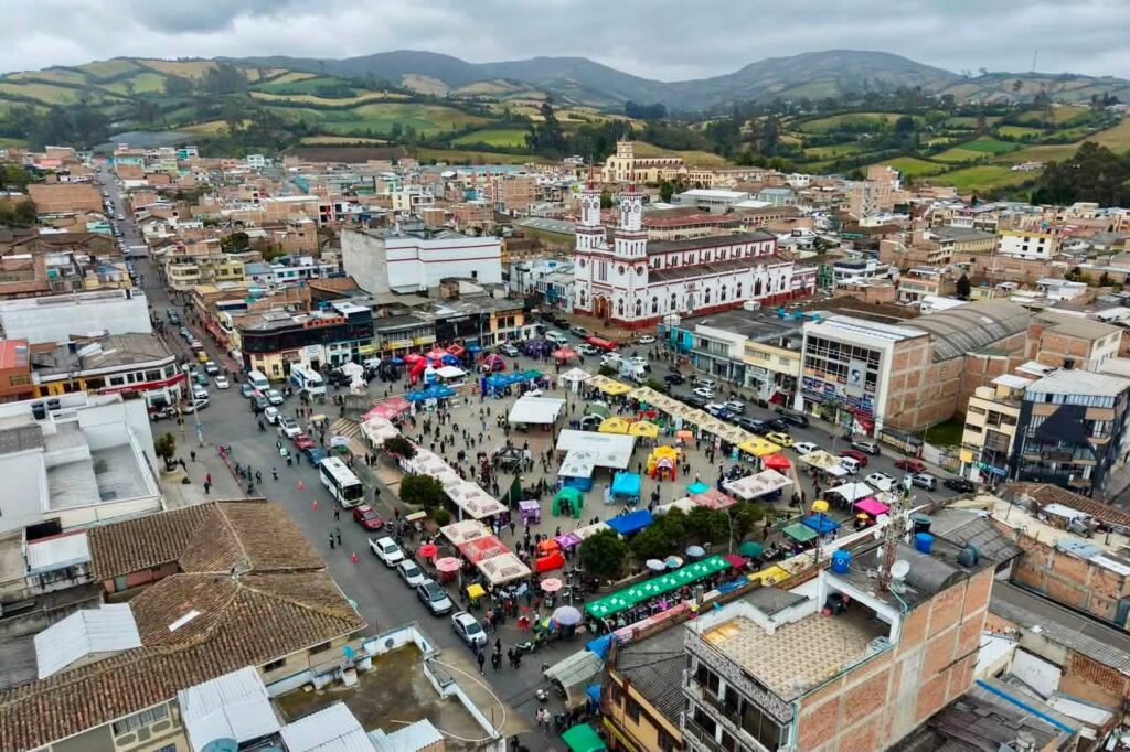 Vista aérea de la plaza principal de Túquerres llena de carpas y stands coloridos durante la Feria de Acción Unificada.