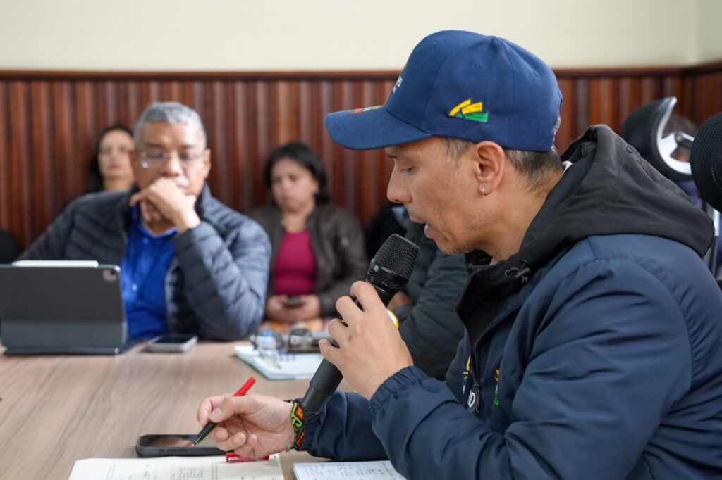Gabriel Ocaña Aguirre, Director DAGRD interviniendo en la mesa de trabajo del Puesto de Mando Unificado por la emergencia en Policarpa.
