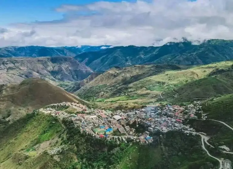 Vista aérea panorámica del casco urbano y la geografía montañosa de Policarpa, Nariño.