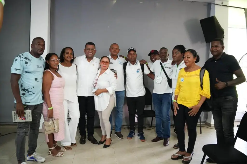 Grupo de líderes sociales, comunitarios y autoridades locales posando sonrientes en un salón tras la Rendición de Cuentas de paz en Tumaco.