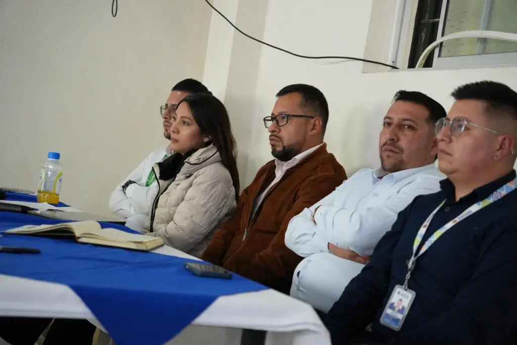 Mesa principal durante la socialización del proyecto de alcantarillado en el corregimiento de San Pedro, Potosí.