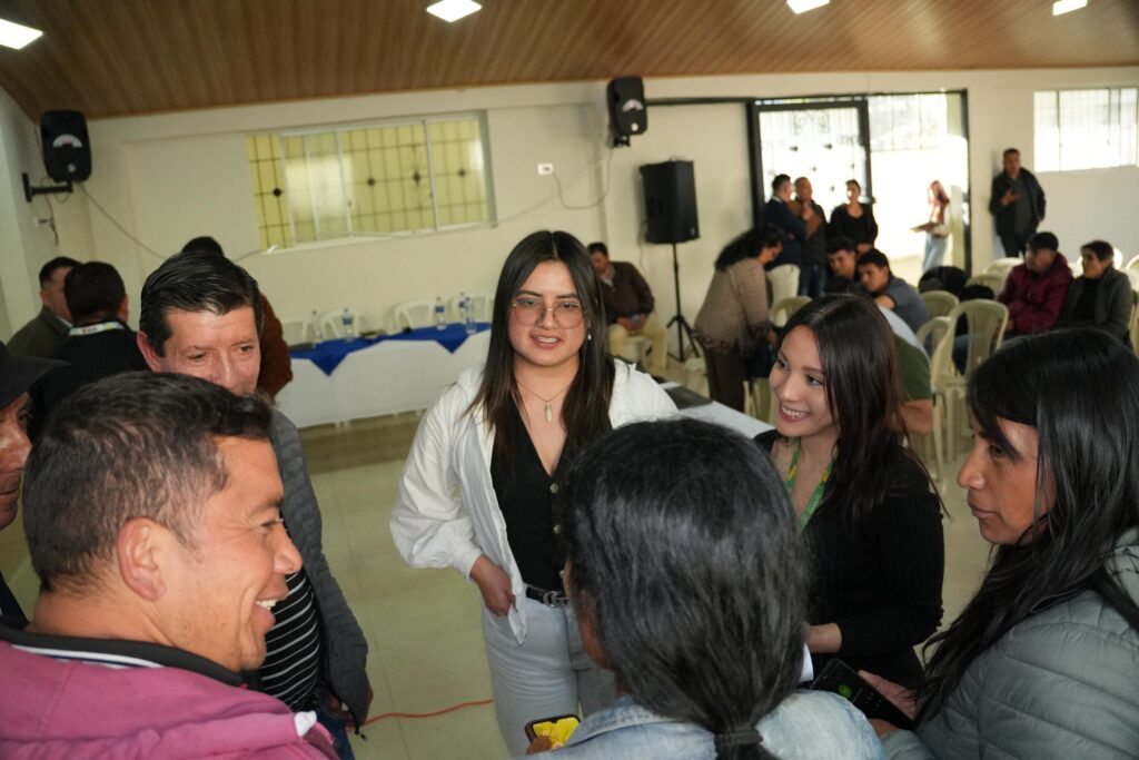 Habitantes de San Pedro y equipo del Plan Departamental de Agua dialogando durante la socialización en Potosí.