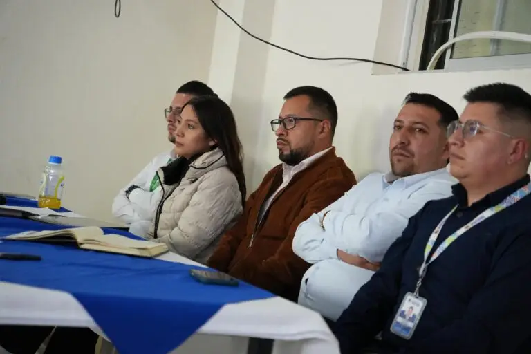 Mesa principal durante la socialización del proyecto de alcantarillado en el corregimiento de San Pedro, Potosí.