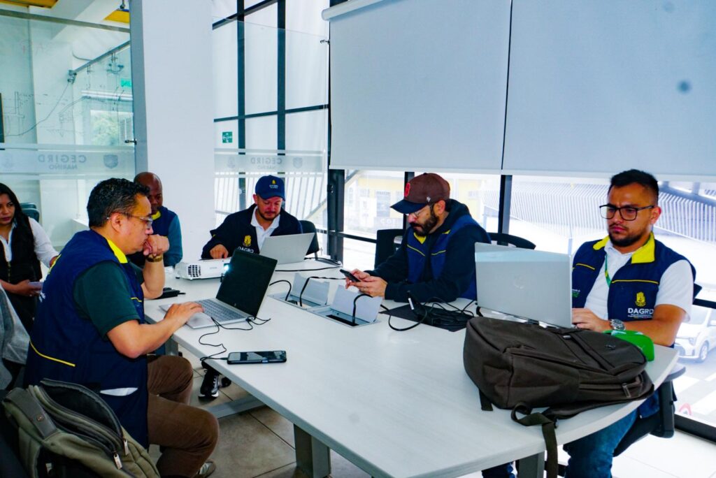 Equipo de la DAGRD Nariño reunido en mesa de trabajo con computadores portátiles durante la atención del sismo.