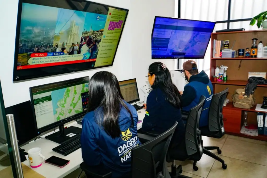 Personal de la DAGRD Nariño operando en sala de control y monitoreo frente a pantallas de seguimiento del sismo.
