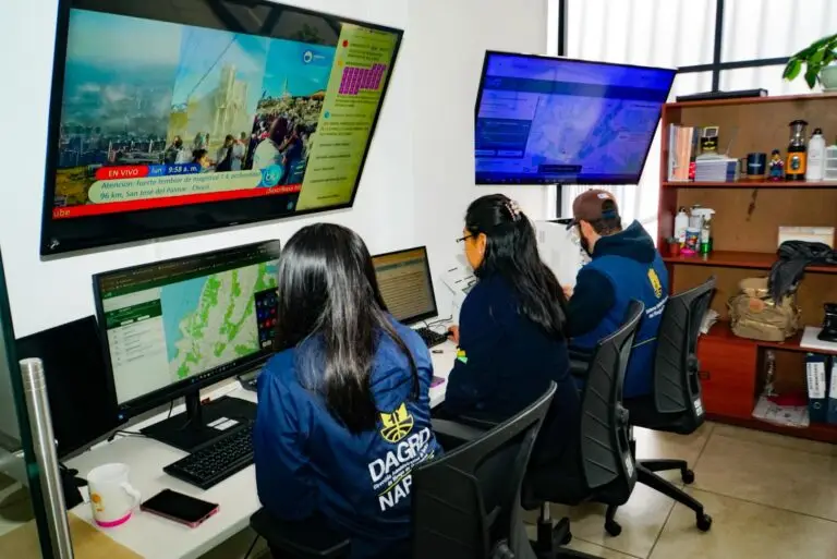 Personal de la DAGRD Nariño operando en sala de control y monitoreo frente a pantallas de seguimiento del sismo.