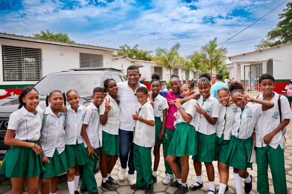 El Gobernador de Nariño, Luis Alfonso Escobar, sonríe rodeado de estudiantes del Liceo Nacional Max Seidel en Tumaco.