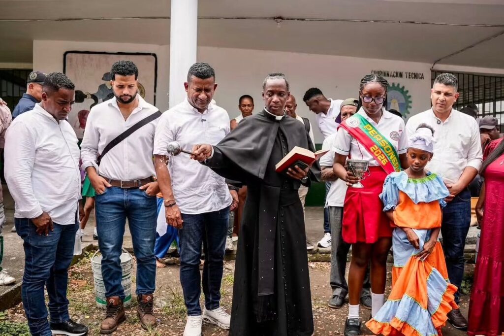  Sacerdote bendiciendo la primera piedra del complejo deportivo en el Liceo Nacional Max Seidel junto al Gobernador Luis Alfonso Escobar, el Alcalde de Tumaco y la personera estudiantil.  