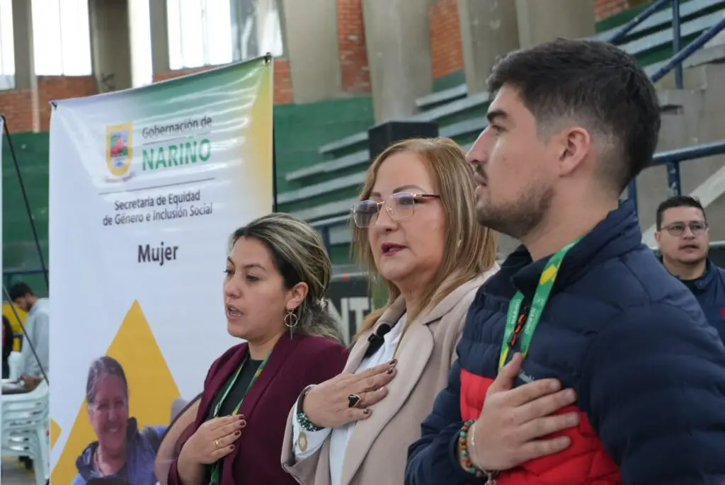 Funcionarios y autoridades de la Gobernación de Nariño durante los actos protocolarios del evento de dotación de la Secretaría de Equidad de Género e Inclusión Social.