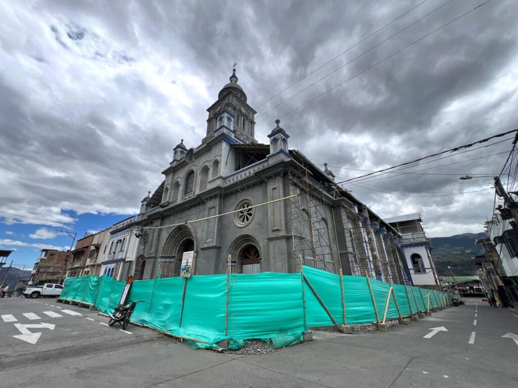 Fachada exterior del Santuario de Nuestra Señora de la Visitación en Ancuya rodeada por mallas verdes de construcción y andamios.