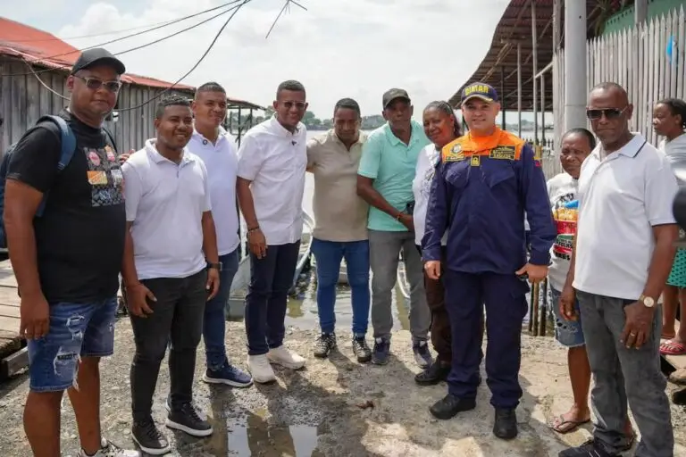 El gobernador Luis Alfonso Escobar junto a líderes comunitarios y un oficial de la Armada Nacional en el sector palafítico.