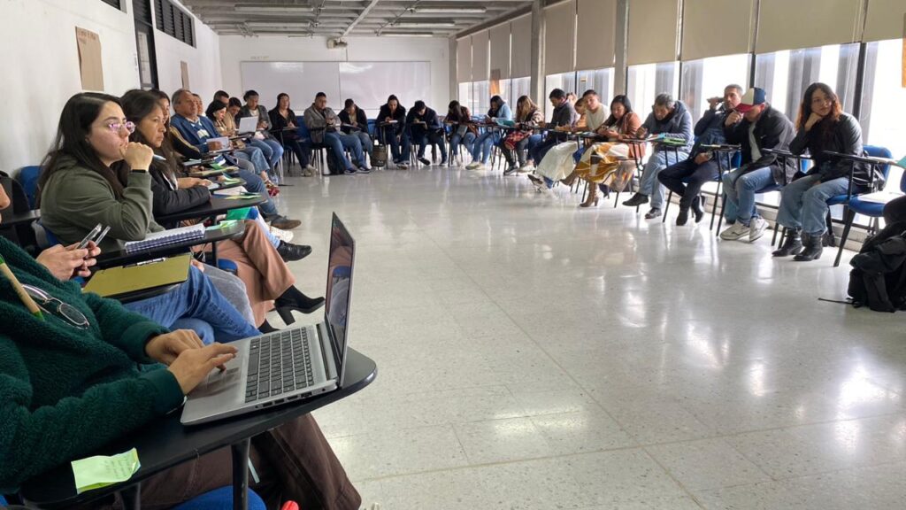 Texto alternativo: Asistentes sentados en semicírculo en un salón universitario tomando notas durante la jornada de socialización de la Ruta Integral de Atención al Maltrato Animal en Nariño.