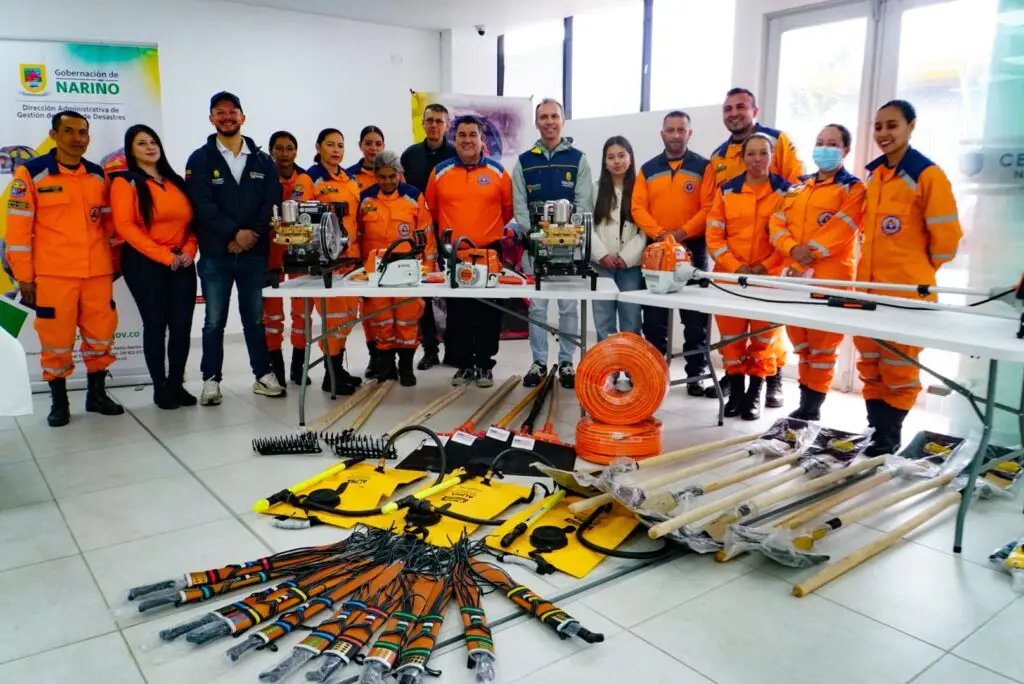 Integrantes de la Defensa Civil Colombiana y funcionarios de la Gobernación de Nariño posan junto a la nueva dotación de herramientas y equipos para atender incendios de cobertura vegetal.