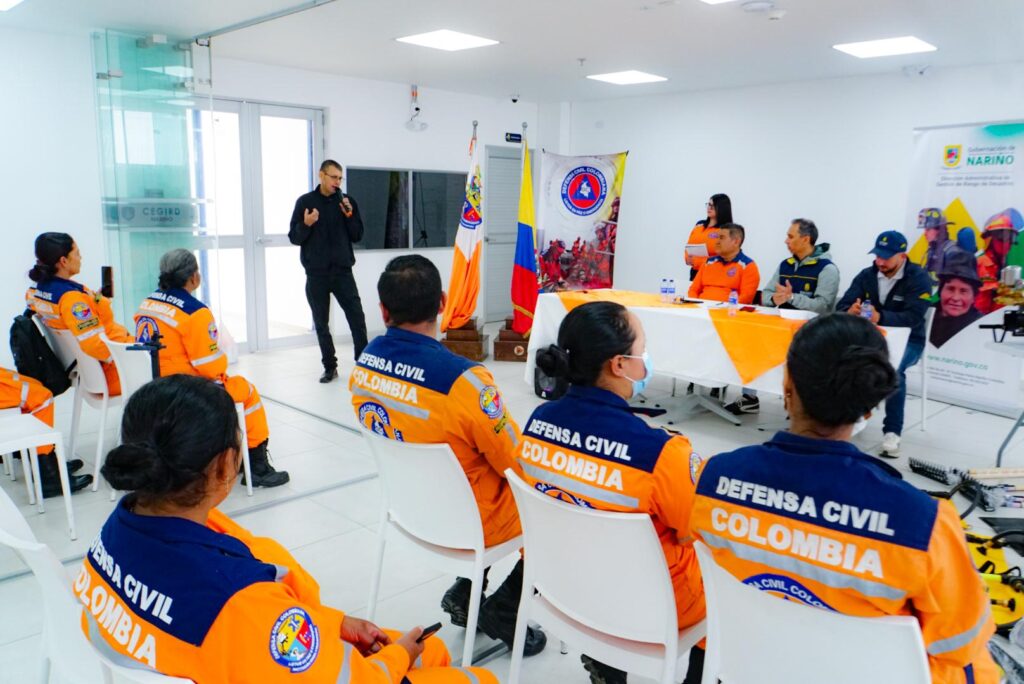 Reunión e intervención de autoridades en el salón CEGIRD con miembros de la Defensa Civil Colombiana sobre la entrega de dotación para emergencias.