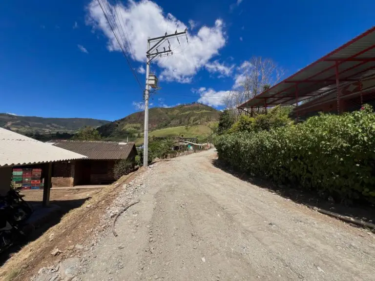 Vía no pavimentada intervenida y mejorada con material de recebo en una zona rural del occidente de Nariño.