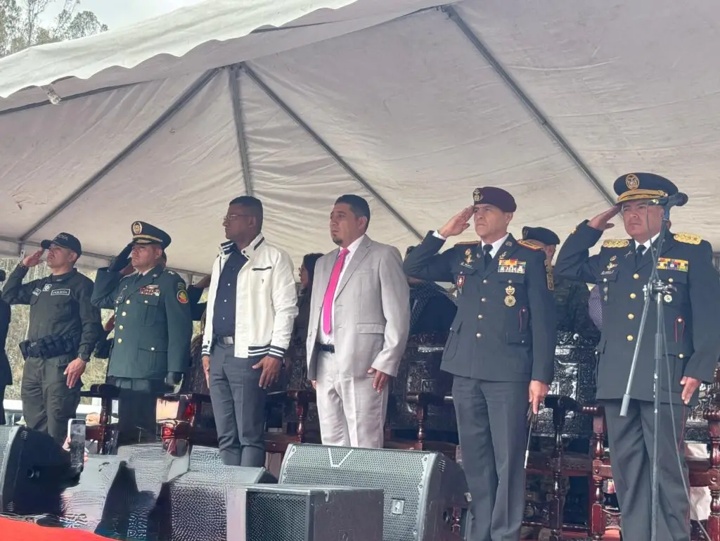 Autoridades civiles, policiales y militares participan en un acto institucional realizado en el marco de la Jornada de Acción Unificada Binacional Colombia–Ecuador.